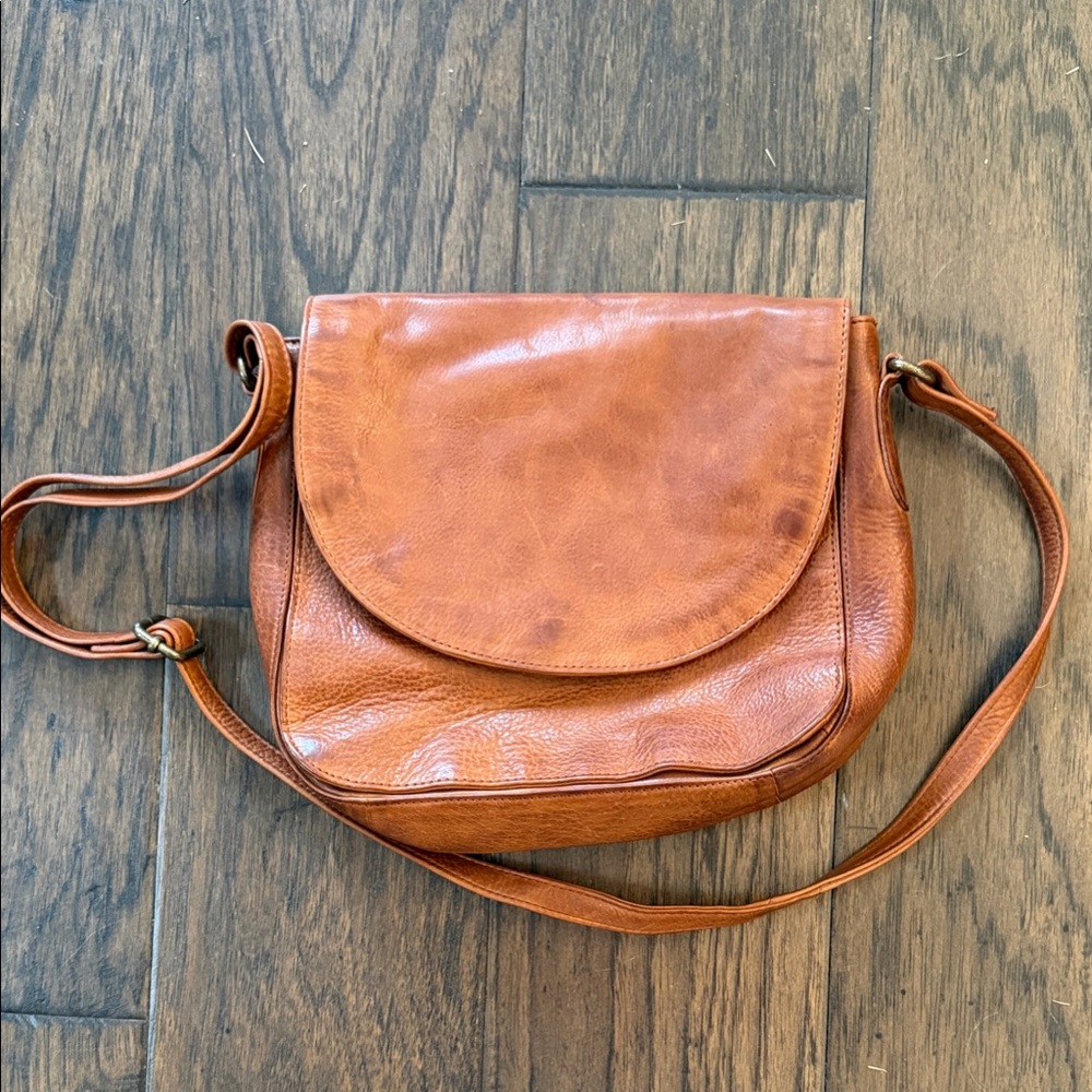 Elegant Tan Leather Shoulder Bag